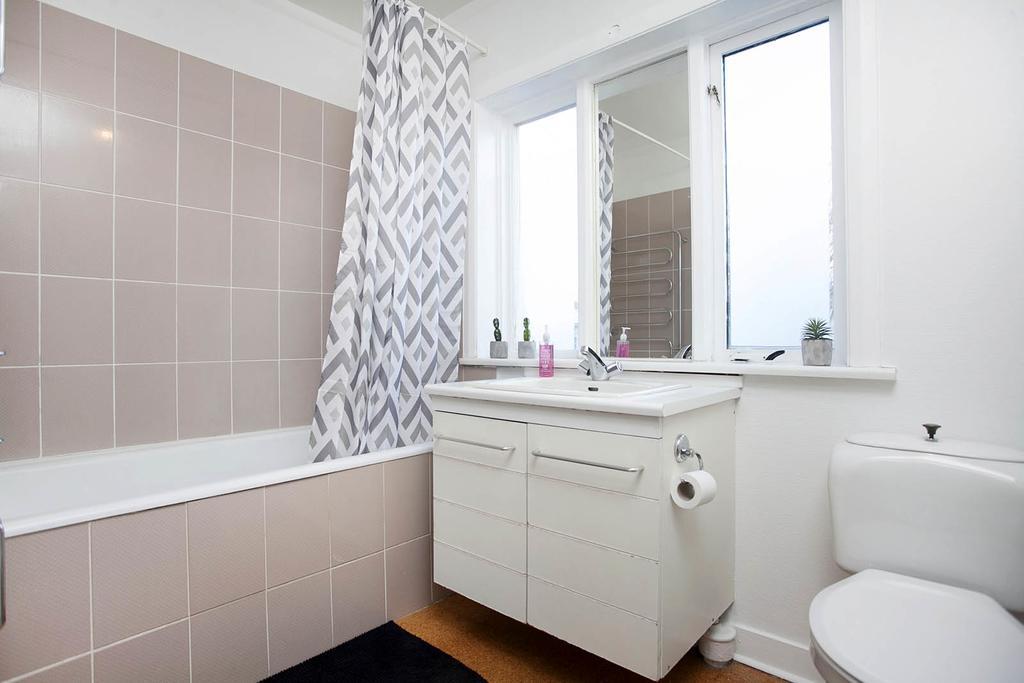 Hringbraut 104 * Reykjavik